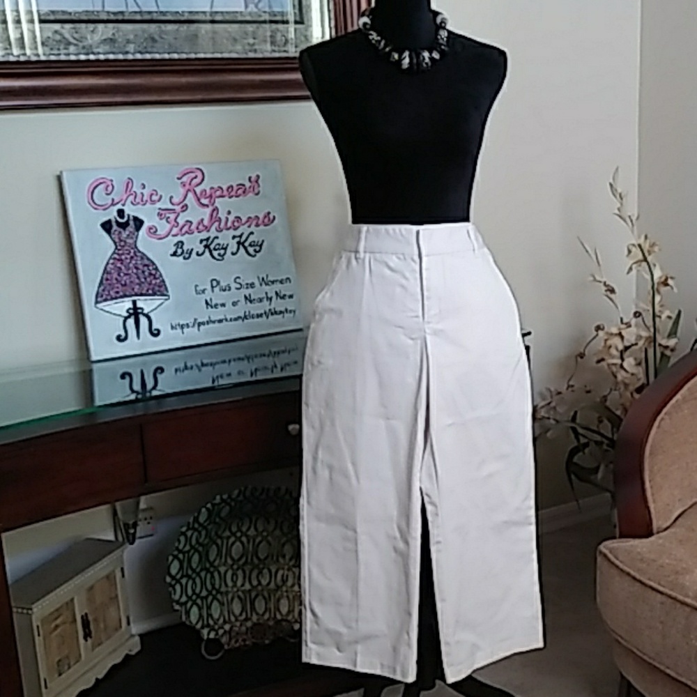 Old Navy 🤍 White Capris